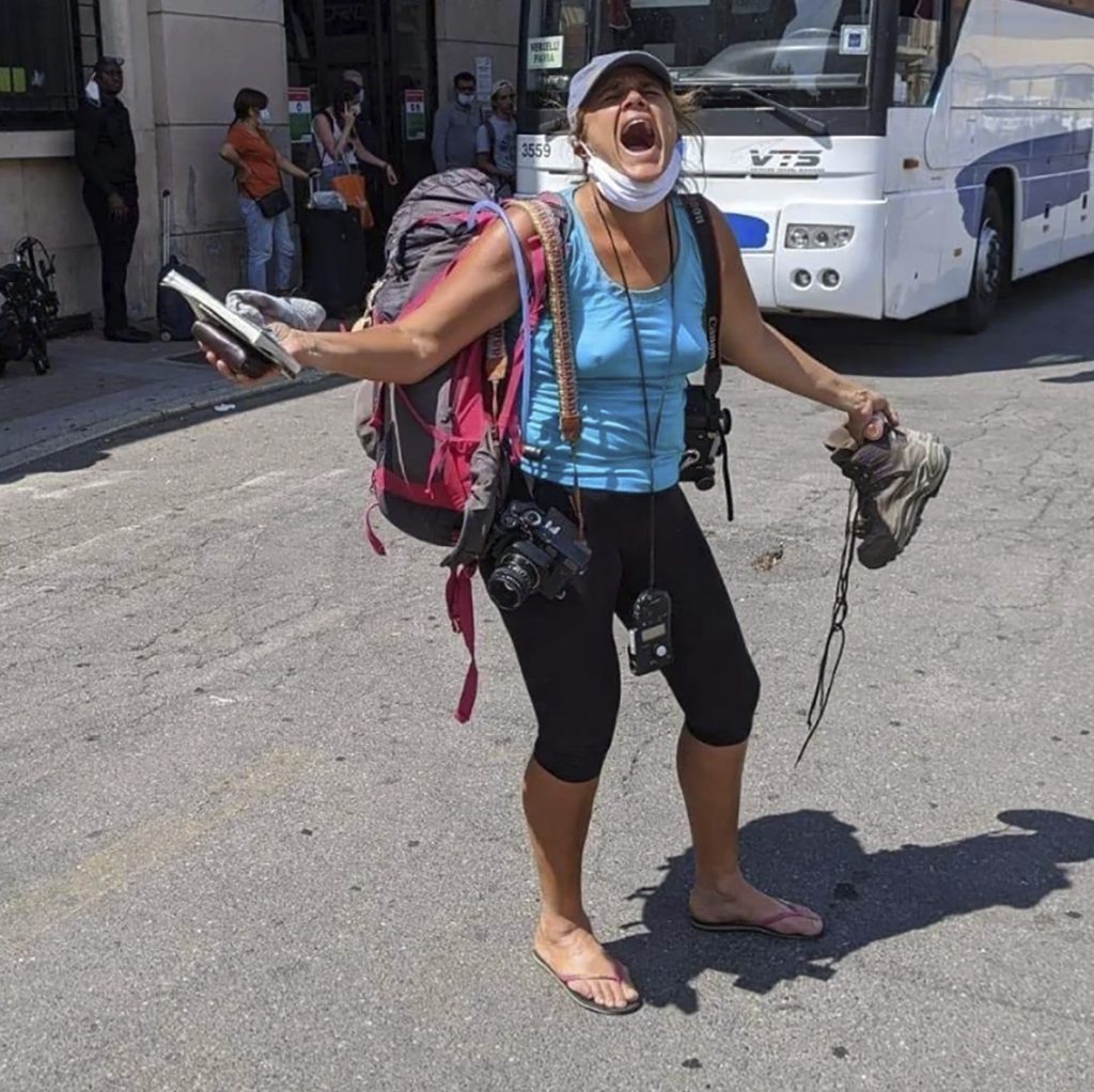 Céline Anaya Gautier criant de joie à son arrivée, les chaussures à la main et le sac sur le dos, après une longue marche sur la Via Francigena — Je marche donc je suis