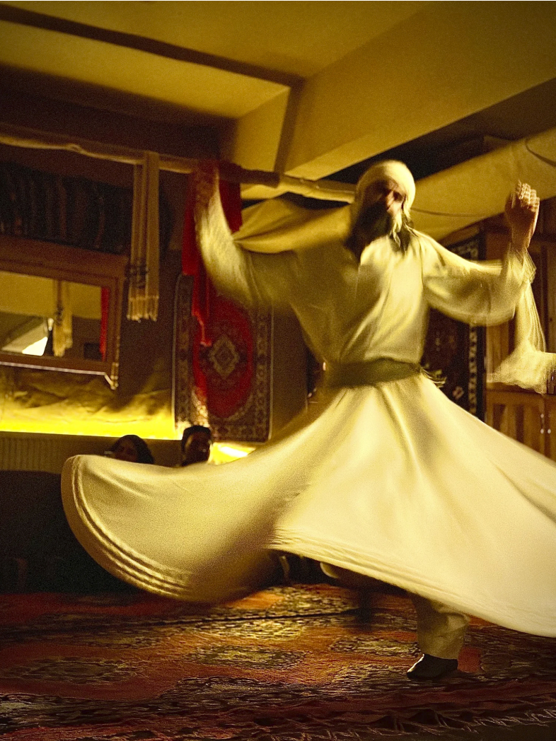 Derviche tourneur en mouvement à Konya, en Turquie, vêtu de blanc et tournant sur lui-même dans une danse mystique soufie, symbole d’unité et de prière en mouvement — Je marche donc je suis