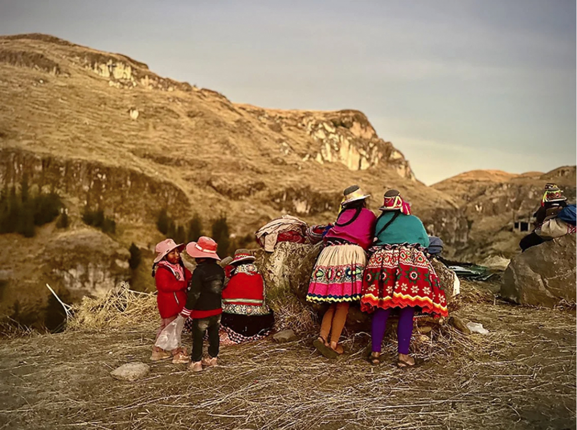 Groupe de femmes et d’enfants en habits traditionnels andins près de Cusco, gardiennes des semences et des savoirs de la terre — Céline Anaya Gautier, Je marche donc je suis