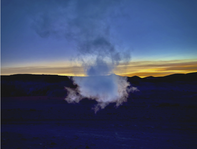 Nuage de vapeur s’élevant d’un geyser au lever du jour dans le désert de Salay, près d’Uyuni en Bolivie, symbole du souffle de la Terre vivante — Céline Anaya Gautier, Je marche donc je suis