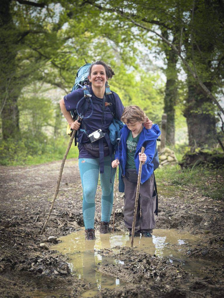 Un parent et son enfant sur le chemin de Compostelle