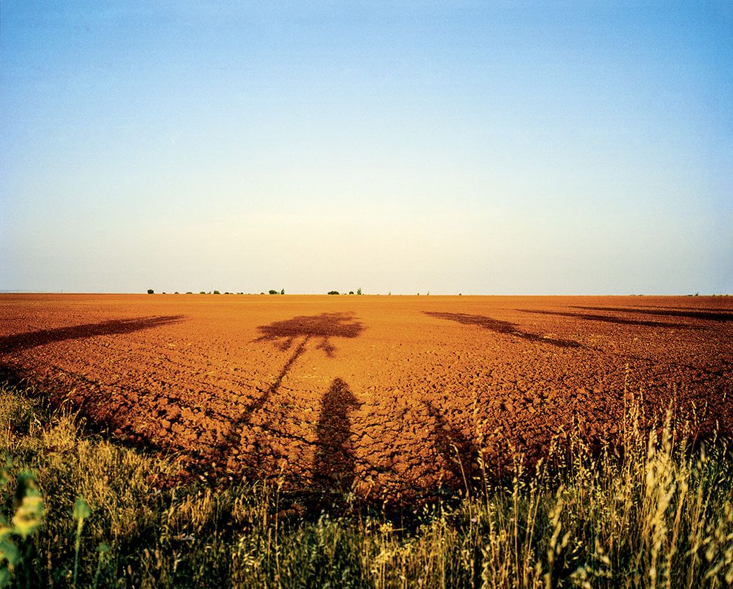 L’ombre du marcheur sur la terre rouge