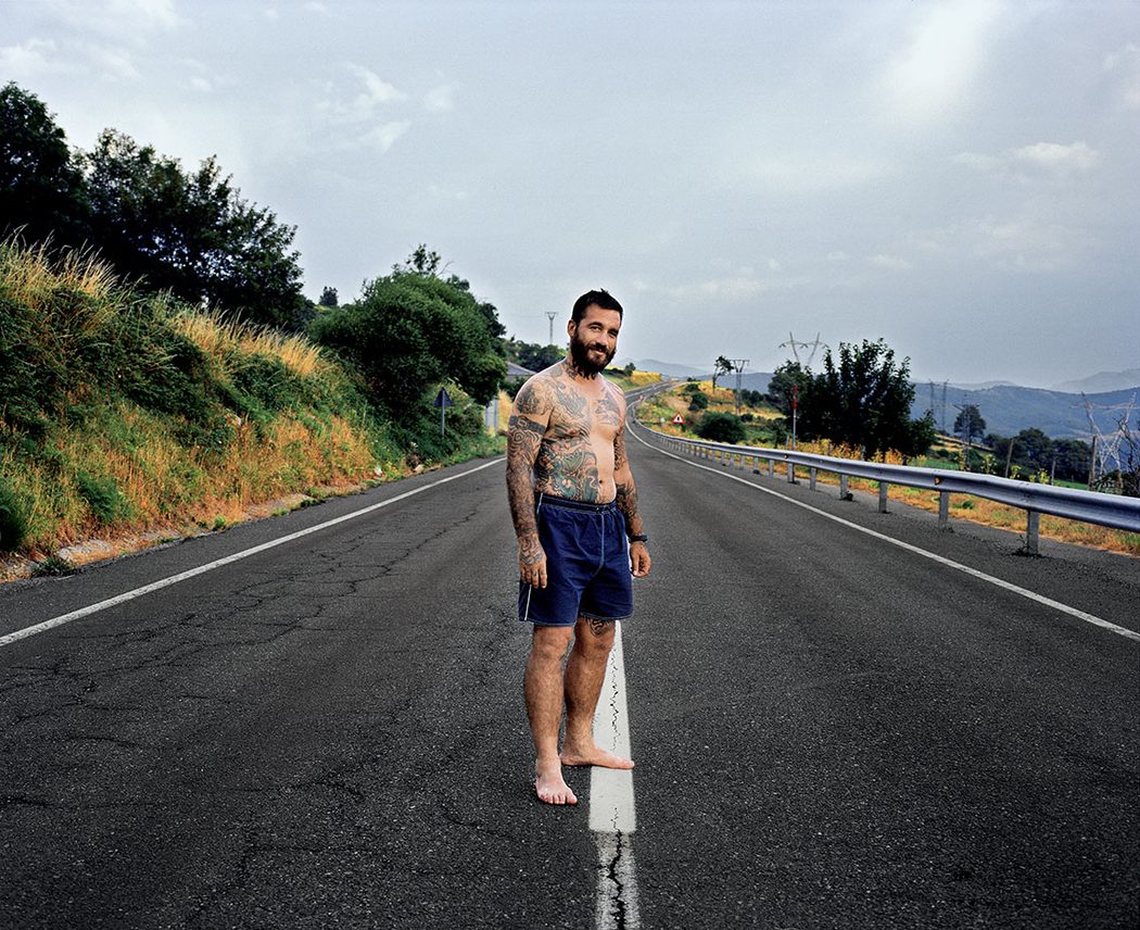 Marcheur, pieds nus sur la route