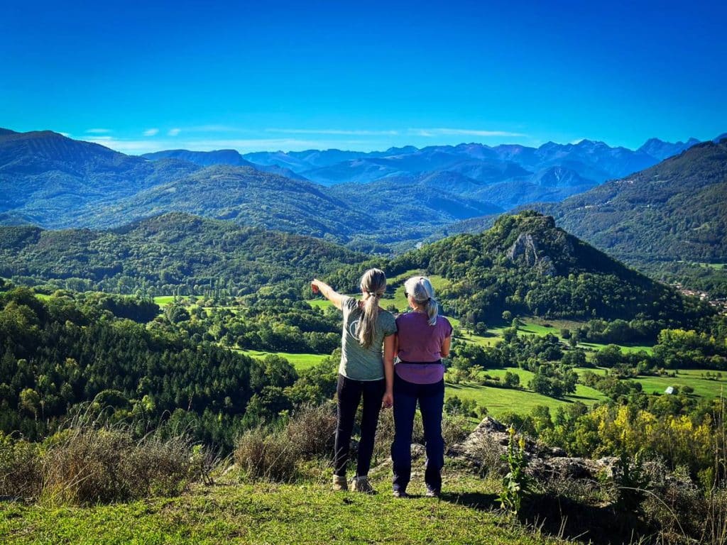 Deux marcheuses face aux montagnes du Pays cathare