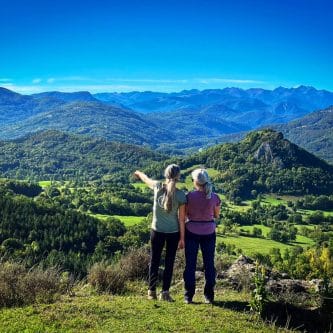 Deux marcheuses face au panorama des Pyrénées ariégeoises — Via Magdalena en Pays Cathare
