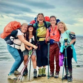 Groupe de femmes joyeuses au bord de la mer aux Saintes-Maries — Via Magdalena en Provence