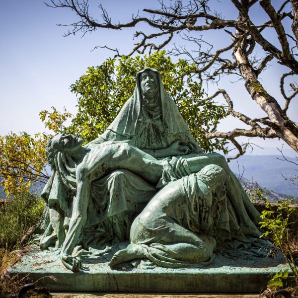 marcher entre femmes Via Magdalena. Statue représentant Marie et Jesus.