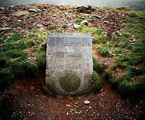Les chemins de Saint Jacques de Compostelle partent de toutes l 'Europe mais les pèlerins viennent du monde entier pour le faire Chaque année...