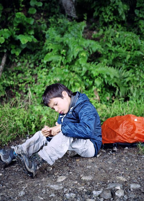 France, Bearn, 2016/05/24. Of French-Peruvian origin by her mother, Santiago, 7 years, has to carry out a rite of passage to become a little man. H decides to walk until Compostelle. Céline, her mother, photographer, will accompany him in this outstanding adventure. This photographic subject redraws this initiatory path begun on June 22nd, 2014 and during 42 days of walking. Photo by Céline Anaya Gautier / Hans Lucas.
France, Bearn, 2016/05/24. D’origine franco-péruvienne par sa mère, Santiago, 7 ans, doit accomplirun rituel de passage pour devenir un petit homme. Il décide demarcher jusqu’à Compostelle. Céline, sa mère, photographe, l’accompagnera dans cette aventure hors du commun.Ce sujet photographique retrace ce chemin initiatique débuté le 22 Juin 2014 et pendant 42 jours de marche. Photographie de Céline Anaya Gautier / Hans Lucas.