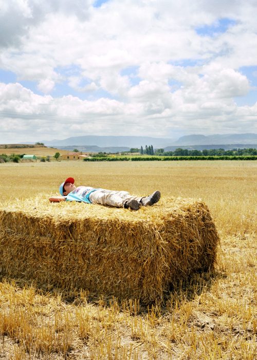 France, Bearn, 2016/05/24. Of French-Peruvian origin by her mother, Santiago, 7 years, has to carry out a rite of passage to become a little man. H decides to walk until Compostelle. Céline, her mother, photographer, will accompany him in this outstanding adventure. This photographic subject redraws this initiatory path begun on June 22nd, 2014 and during 42 days of walking. Photo by Céline Anaya Gautier / Hans Lucas.
France, Bearn, 2016/05/24. D’origine franco-péruvienne par sa mère, Santiago, 7 ans, doit accomplirun rituel de passage pour devenir un petit homme. Il décide demarcher jusqu’à Compostelle. Céline, sa mère, photographe, l’accompagnera dans cette aventure hors du commun.Ce sujet photographique retrace ce chemin initiatique débuté le 22 Juin 2014 et pendant 42 jours de marche. Photographie de Céline Anaya Gautier / Hans Lucas.