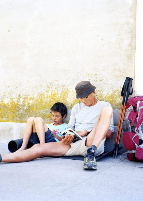 France, Bearn, 2016/05/24. Of French-Peruvian origin by her mother, Santiago, 7 years, has to carry out a rite of passage to become a little man. H decides to walk until Compostelle. Céline, her mother, photographer, will accompany him in this outstanding adventure. This photographic subject redraws this initiatory path begun on June 22nd, 2014 and during 42 days of walking. Photo by Céline Anaya Gautier / Hans Lucas.
France, Bearn, 2016/05/24. D’origine franco-péruvienne par sa mère, Santiago, 7 ans, doit accomplirun rituel de passage pour devenir un petit homme. Il décide demarcher jusqu’à Compostelle. Céline, sa mère, photographe, l’accompagnera dans cette aventure hors du commun.Ce sujet photographique retrace ce chemin initiatique débuté le 22 Juin 2014 et pendant 42 jours de marche. Photographie de Céline Anaya Gautier / Hans Lucas.